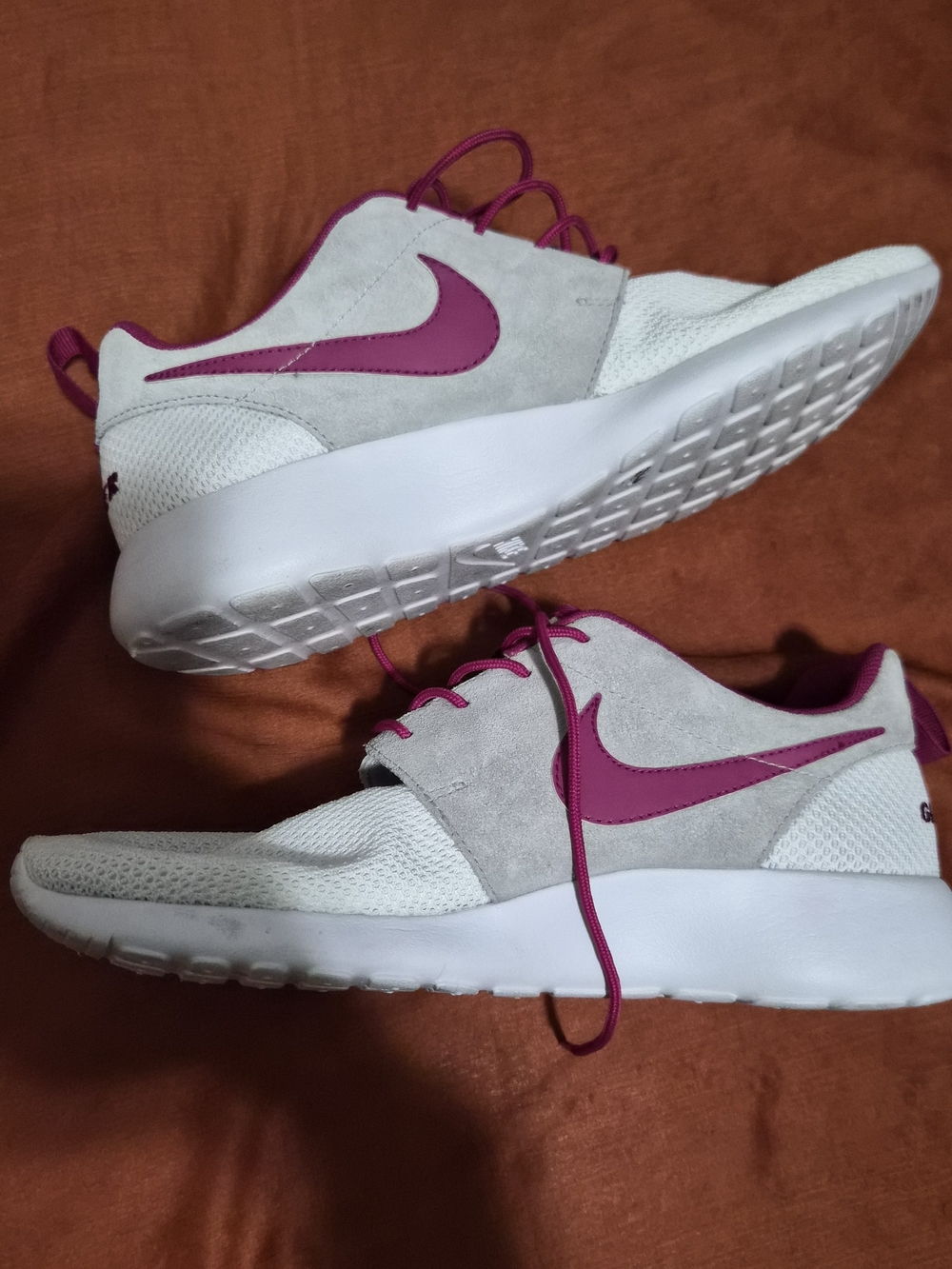 Women Size 9.5 Nike Roshe One Women's Mesh Sneaker White/Gray/Pink 649441-991